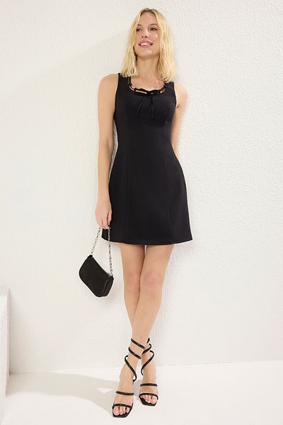 Trendyol Collection Μαύρο απλό σώμα που αγκαλιάζει μίνι υφαντό φόρεμα TWOSS25EL00412