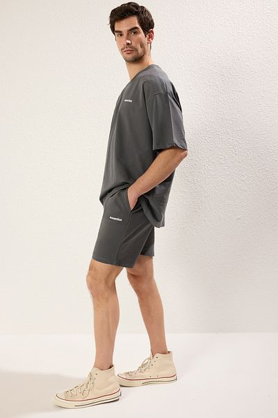 Trendyol Collection Anthrazitfarbenes Oversize-Trainingsanzug-Set – Textdruck, 100 % Baumwolle, TMNSS24EM00003