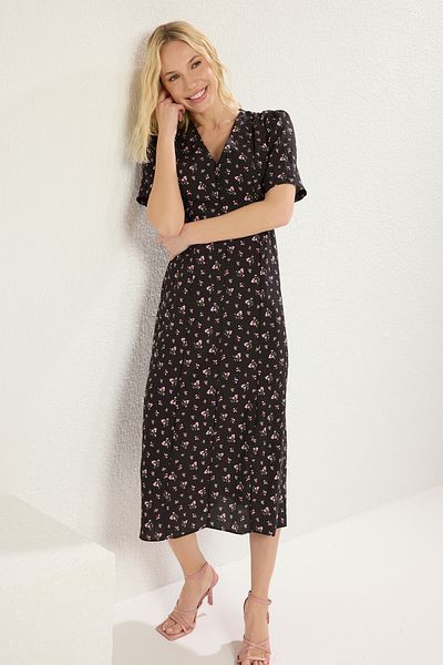 Trendyol Collection Czarna kwiatowa sukienka midi z tkaniny Gipel TWOSS25EL00115