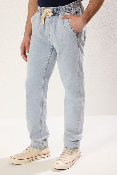 Trendyol Collection Hellblaue Jeans-Jeanshose aus dünnem Stoff – TMNSS25JE00005