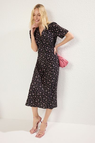 Trendyol Collection Czarna kwiatowa sukienka midi z tkaniny Gipel TWOSS25EL00115