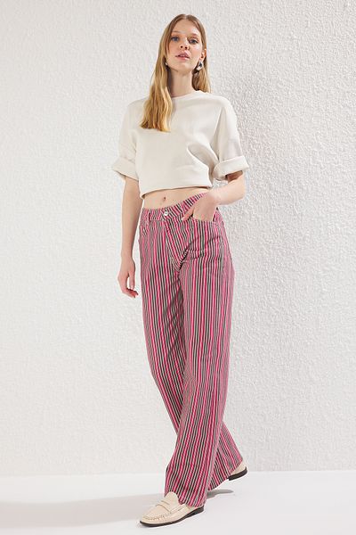Trendyol Collection Mehrfarbige, gestreifte Jeans mit normaler Taille und weitem Bein TWOSS25JE00207