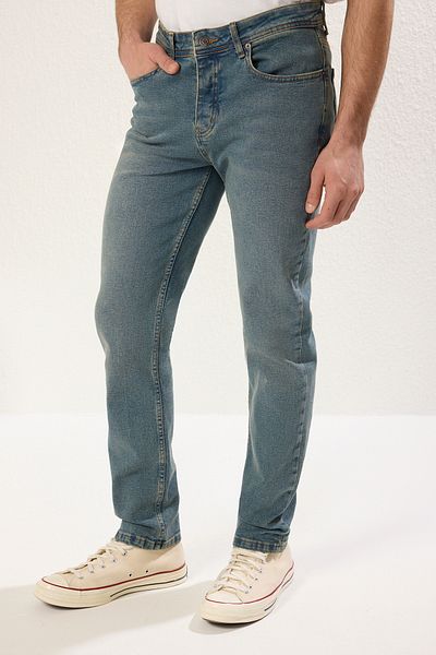 Trendyol Collection Blaue, dehnbare, schmal geschnittene Jeans aus Stoff TMNAW20JE0434