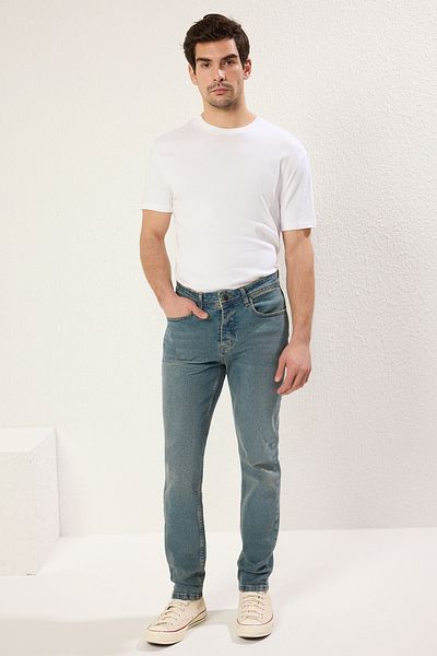 Trendyol Collection Blaue, dehnbare, schmal geschnittene Jeans aus Stoff TMNAW20JE0434