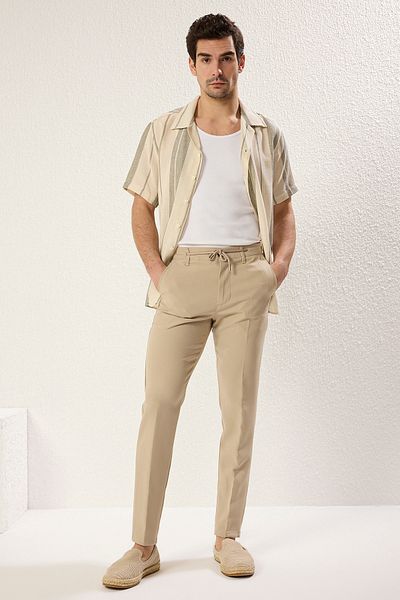 Trendyol Collection Elastische, gewebte Stoffhose mit schmaler Passform und Bindedetail an der Taille TMNAW25PL00027
