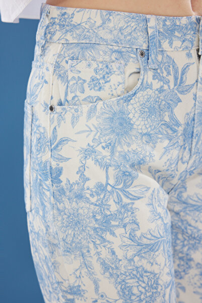 Trendyol Collection Modré džíny s vysokým pasem s květinovým vzorem se širokými nohavicemi TWOSS25JE00204