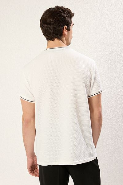 Trendyol Collection Weißes, strukturiertes Strick-T-Shirt mit Band – reguläre Passform TMNSS25TS00042