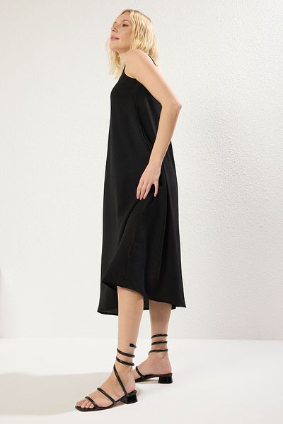 Trendyol Collection Μαύρο φαρδύ κομμένο γιακά με λεπτομέρεια Midi υφαντό φόρεμα Aerobin TWOSS24EL00609