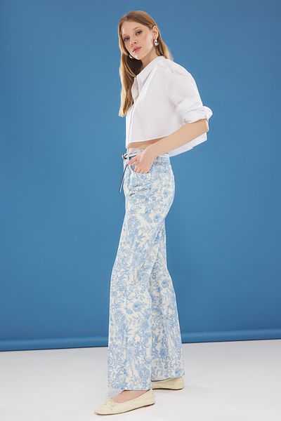 Trendyol Collection Blaue Jeans mit hoher Taille und Blumenmuster und weitem Bein TWOSS25JE00204