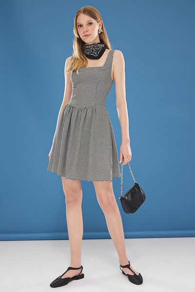 Trendyol Collection Μαύρη καρό φούστα μέση που ανοίγει κάτω από σύρμα Λεπτομερές μίνι υφαντό φόρεμα TWOSS25EL00299