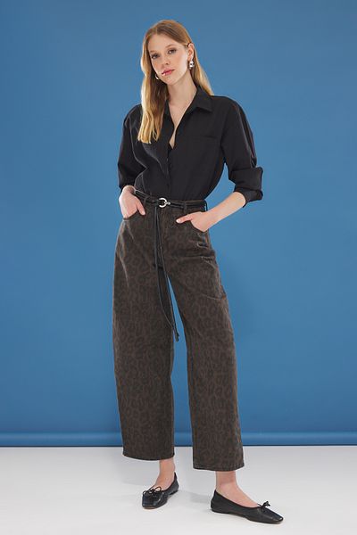 Trendyol Collection Braune, mit Leopardenmuster bedruckte Barrel-Jeans mit normaler Taille TWOSS25JE00205