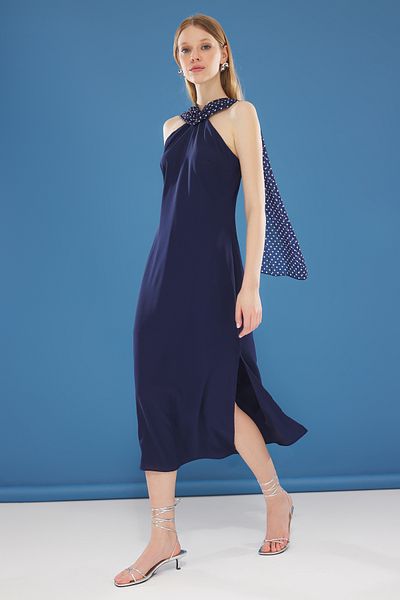 Trendyol Collection Φουλάρι με γιακά σε γραμμή Α σε μπλε πουά μάξι υφαντό φόρεμα TWOSS25EL00290