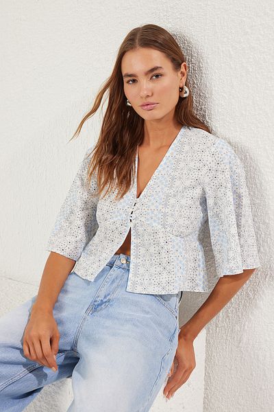 Trendyol Collection Blaues Webhemd mit Puff-Print-Technik, vorne gebundenes Webhemd mit Rüschen am Saum TWOSS25GO00086