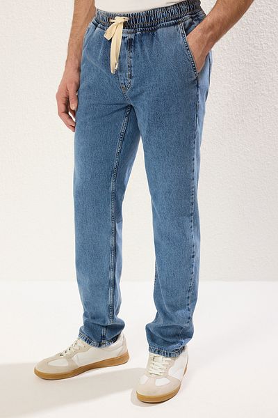 Trendyol Collection Blaue Denim-Jeans mit regulärer Passform und dünnem Stoff TMNSS25JE00005