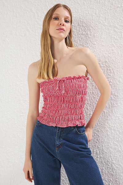 Trendyol Collection Trägerlose, rote, gewebte Bluse mit Schleifendetail und Gingham TWOSS25BZ00357