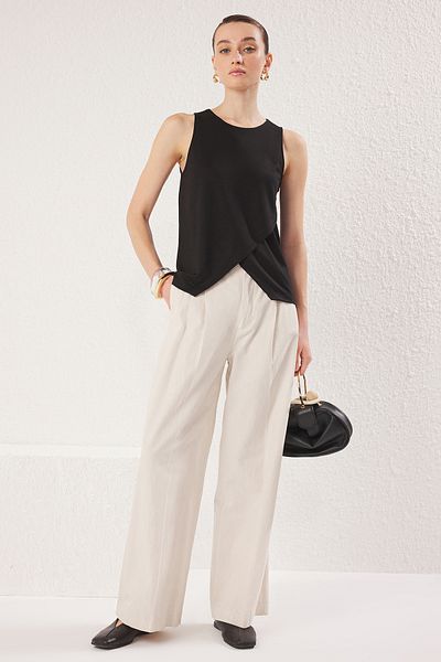 Trendyol Collection Schwarzes, asymmetrisches Strick-Unterhemd mit Rundhalsausschnitt und Rundhalsausschnitt TWOSS25AL00042
