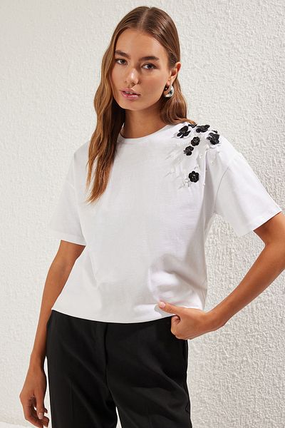 Trendyol Collection Weißes, übergroßes/breites, detailliertes Strick-T-Shirt TWOSS25TS00030
