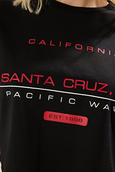 Trendyol Collection Černé 100% silné bavlněné pletené tričko s potiskem s vysokým sloganem TWOSS25TS00079