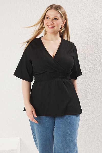 Trendyol Curve Schwarze gestrickte Plus-Size-Bluse mit zweireihigem Ausschnitt und Gips-Detail TBBSS25AF00083