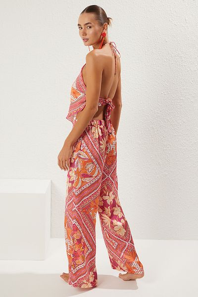 Trendyol Collection TBESS25AU00032 Modell-Set mit Schal-Muster, Schal, Bluse und Hose