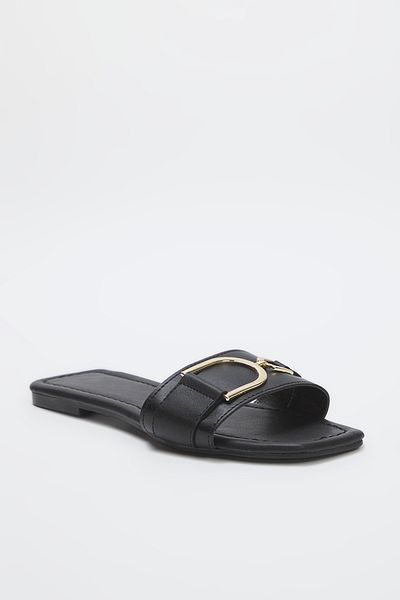 TRENDYOL SHOES Damen-Hausschuhe mit schwarzem Metall-Accessoire-Detail TAKSS25TE00015