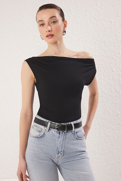 Trendyol Collection Czarny*001 Gładka bluzka z dekoltem w łódkę, dopasowana, elastyczna, dzianinowa, z wiskozyjnego/miękkiego materiału Twoss24Bz00090