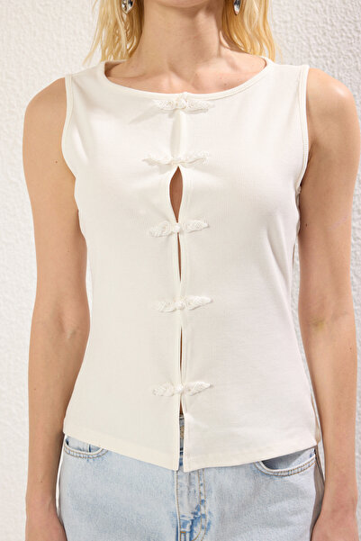 Trendyol Collection Dehnbare Strickbluse mit U-Boot-Ausschnitt – Ecru, Zubehör mit Schleifendetail TWOSS25BZ00134