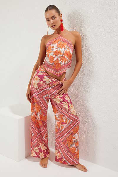 Trendyol Collection TBESS25AU00032 Modell-Set mit Schal-Muster, Schal, Bluse und Hose