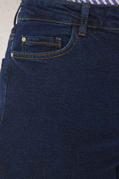 Trendyol Curve Σκούρο μπλε ψηλόμεσο βρώμικο άκρο Λεπτομέρεια Άνεση με φαρδύ πόδι Μεγάλο μέγεθος Φαρδύ τζιν TBBSS23CJ00009