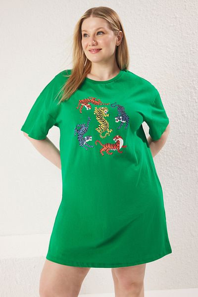Trendyol Curve Grünes Single-Jersey-Strickkleid in Übergröße