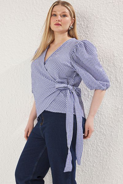 Trendyol Curve Mehrfarbige, gewebte Plus-Size-Bluse aus Seersucker