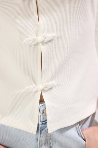 Trendyol Collection Dehnbare Strickbluse mit U-Boot-Ausschnitt – Ecru, Zubehör mit Schleifendetail TWOSS25BZ00134