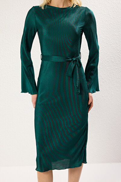 Trendyol Collection Smaragdově zelená Premium plisovaná tkanina Detail rukávu A-Line Midi Pletené šaty Twoaw24El00125