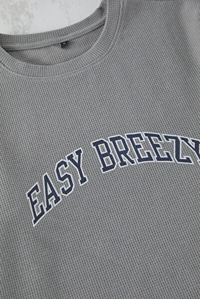 Trendyol Collection Grau Regular Fit Slogan bedrucktes Waffel-Strick-Shorts-Pyjama-Set TMNSS25PT00008