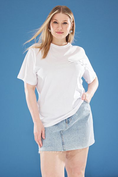 Trendyol Curve Weißes T-Shirt in Übergröße – lockere Passform mit Taschen und Schleifendetail TBBSS25BF00030