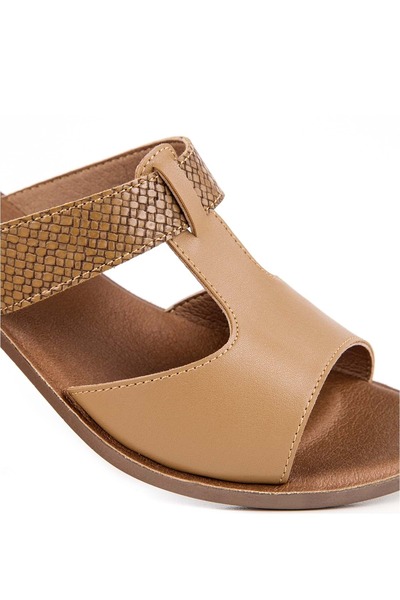 Muya شبشب نسائي من Ceria بنعل تشريحي