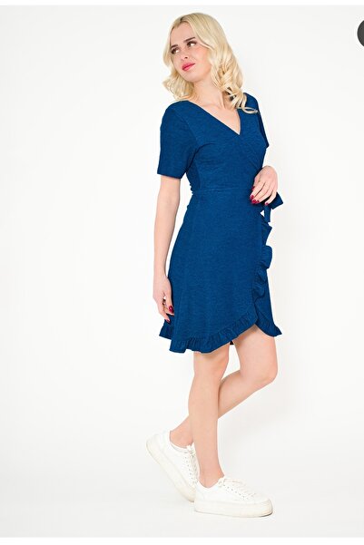 MODA Κομψό φόρεμα με βολάν στη φούστα και δέσιμο στο λαιμό, με απαλή υφή.