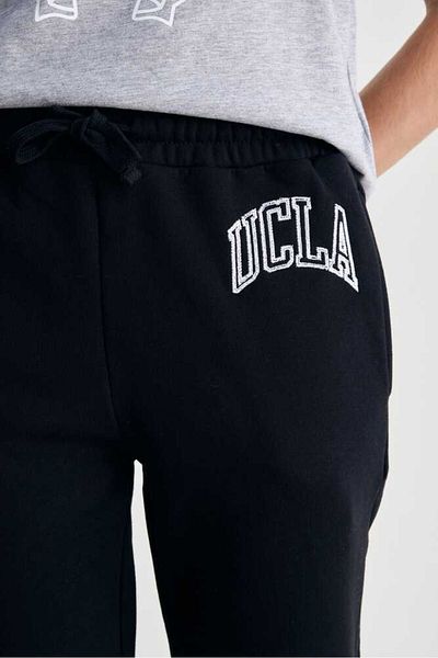 UCLA بنطال رياضي نسائي أسود مريح ومطرز بقصة قياسية من Jules