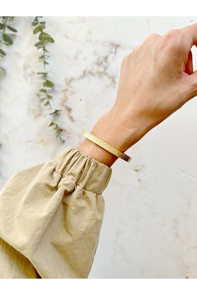 OQQO Leaf Patterned Gold Steel Handcuff Bracelet