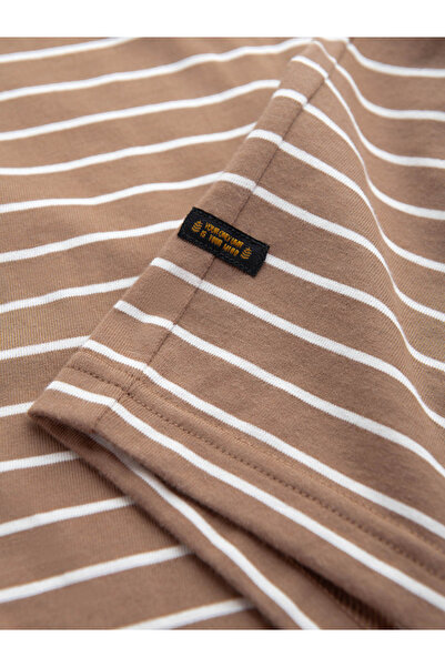 OMBRE Tricou bărbătesc în dungi cu plasture Ombre Design - maro și alb V7 OM-TSCT-0183 M