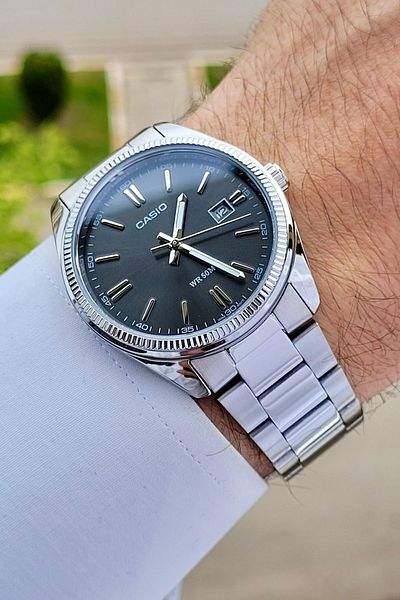 Casio ساعة يد رجالية باللون الفضي مع قرص أسود