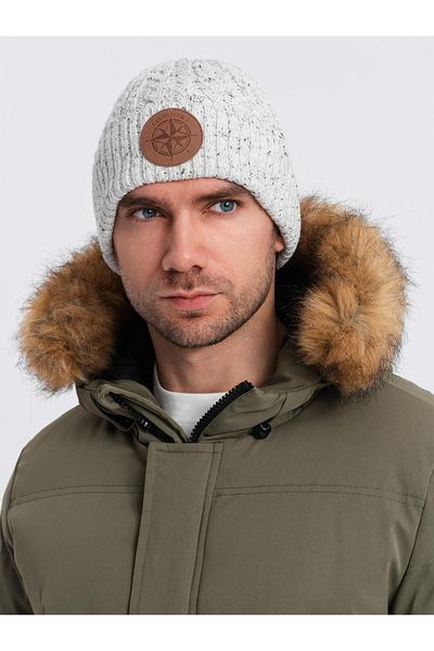 OMBRE Beanie-Mütze für Herren mit rundem geprägtem Patch - gebrochenes Weiß V3 OM-ACWH-0121