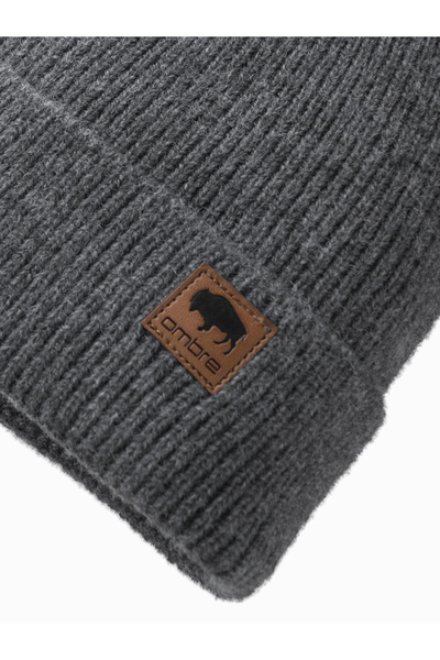 OMBRE Pánská pletená čepice s nášivkou - šedá melanž V2 OM-ACWH-0123