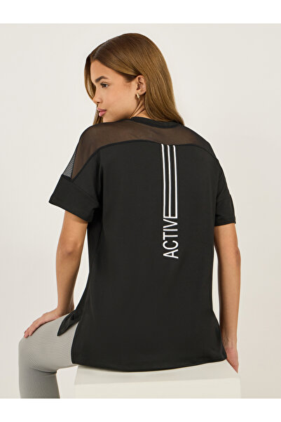 Styli بلوزة بأكمام قصيرة وطبعة شعار عمودية من الخلف