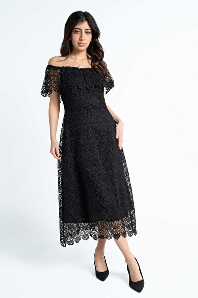 mica فستان ميدي مطرز بأكمام قصيرة وأكتاف مكشوفة