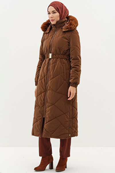 Tuğba Yırtmaç Detaylı Kapüşonlu Kapitone Manto - Kahve