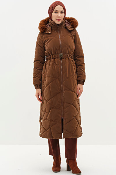 Tuğba Yırtmaç Detaylı Kapüşonlu Kapitone Manto - Kahve