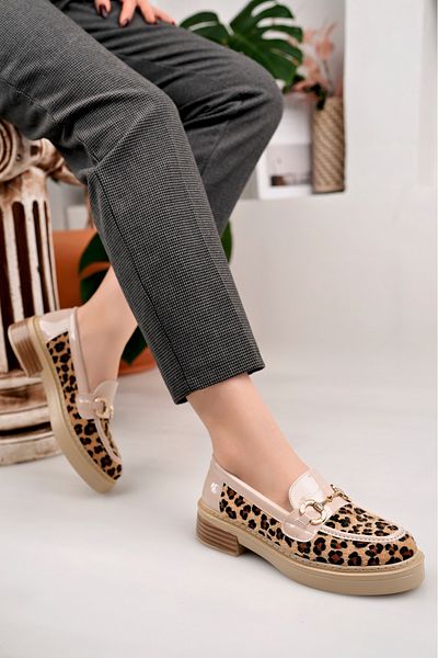 moda sara Γυναικεία Loafer παπούτσια μπεζ λουστρίνι με μοτίβο λεοπάρ με χρυσή πόρπη με πέτρα