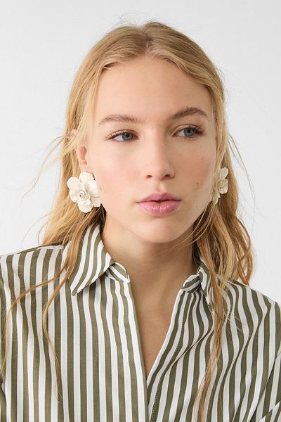 Stradivarius Contrast metal flower earrings