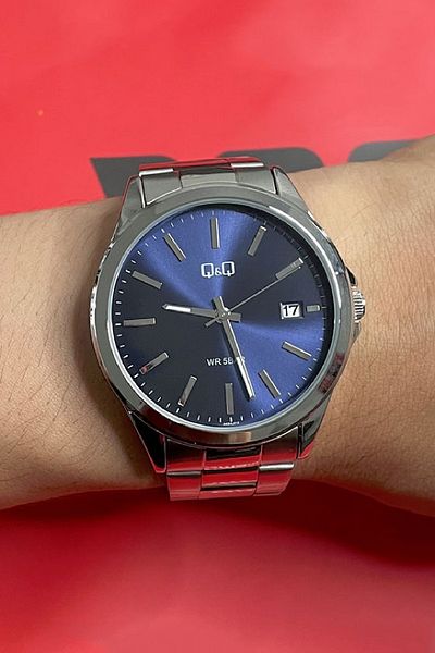 Q&Q Striped Navy Blue Silver Steel Band Calendar Men's Wristwatch